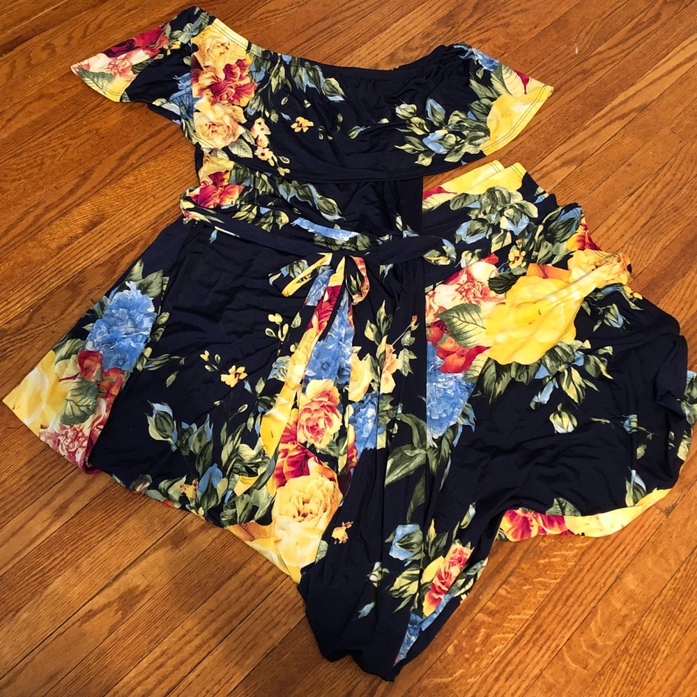 Beautiful floral off-the-shoulder maxi dress 💐
